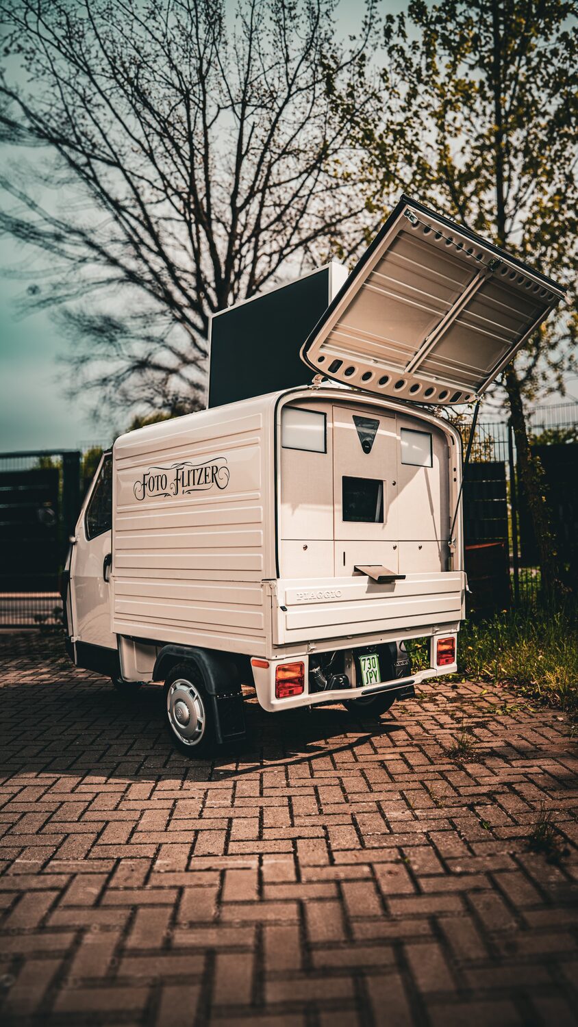FotoFlitzer mit geöffnetem Dach in der Dämmerung